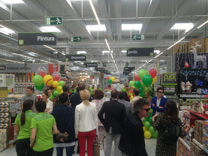 La cadena Akí abre su nueva tienda en Ponferrada 5