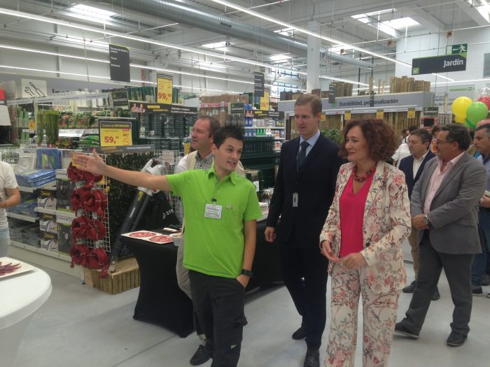 La cadena Akí abre su nueva tienda en Ponferrada 3