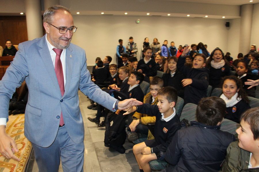 Los niños de Ponferrada visitan el Ayuntamiento con motivo del Día de la Constitución Española 4