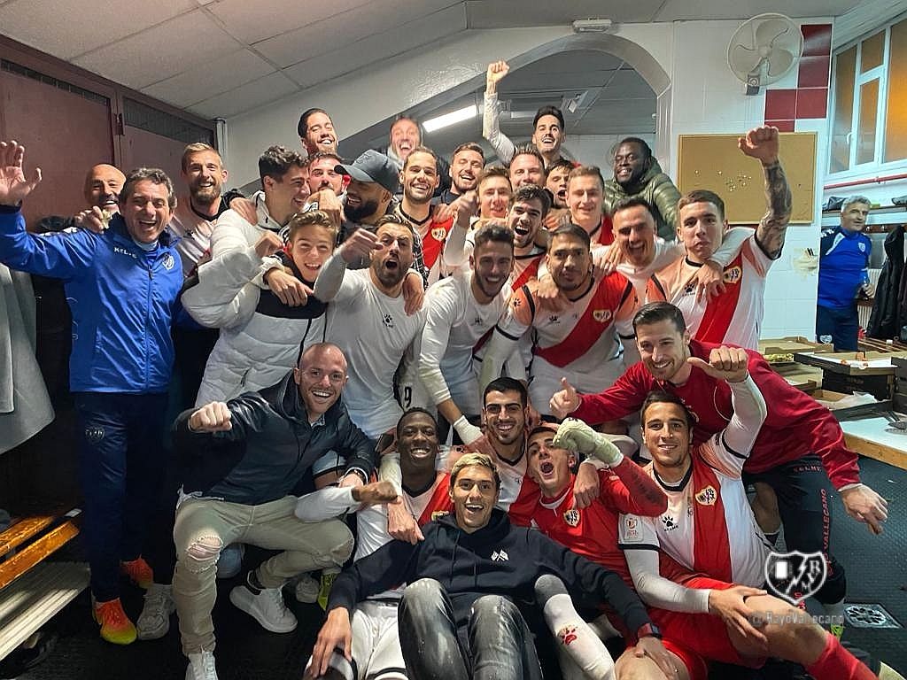 Isi ya celebra en el vestuario el pase del Rayo Vallecano a octavos de la Copa del Rey 2