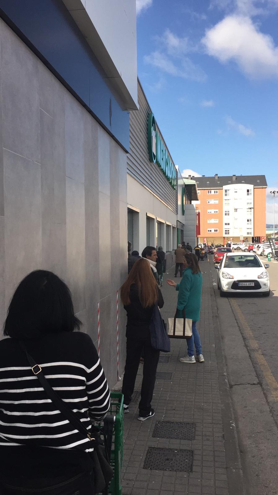 Mercadona controlará el aforo de sus supermercados, limitará el horario y obligará a mantener una distancia de un metro 2