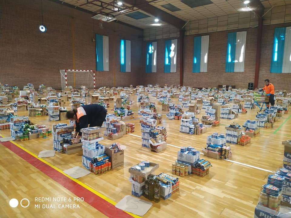 Protección Civil de Ponferrada prepara el Pabellón José Arroyo de Flores del Sil para que los más desfavorecidos tengan alimentos 2 Protección Civil de Ponferrada prepara el Pabellón José Arroyo de Flores del Sil para que los más desfavorecidos tengan alimentos 2